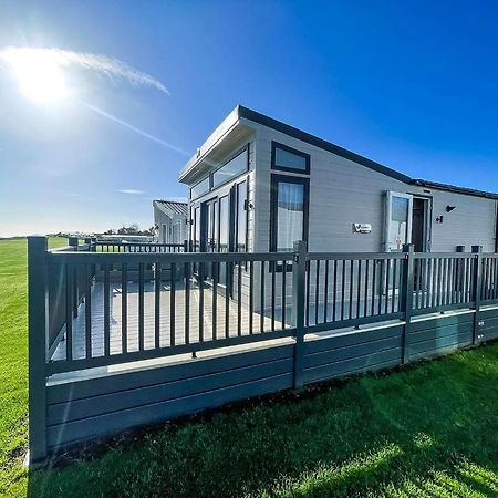 Hopton on Sea Stunning Caravan With Full Sea Views At Broadland Sands In Suffolk Ref 20236Bs מראה חיצוני תמונה