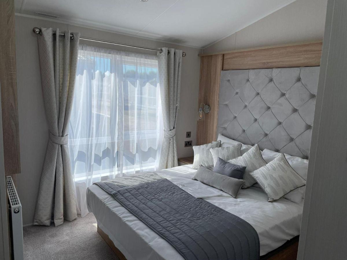Hopton on Sea Stunning Caravan With Full Sea Views At Broadland Sands In Suffolk Ref 20236Bs מראה חיצוני תמונה