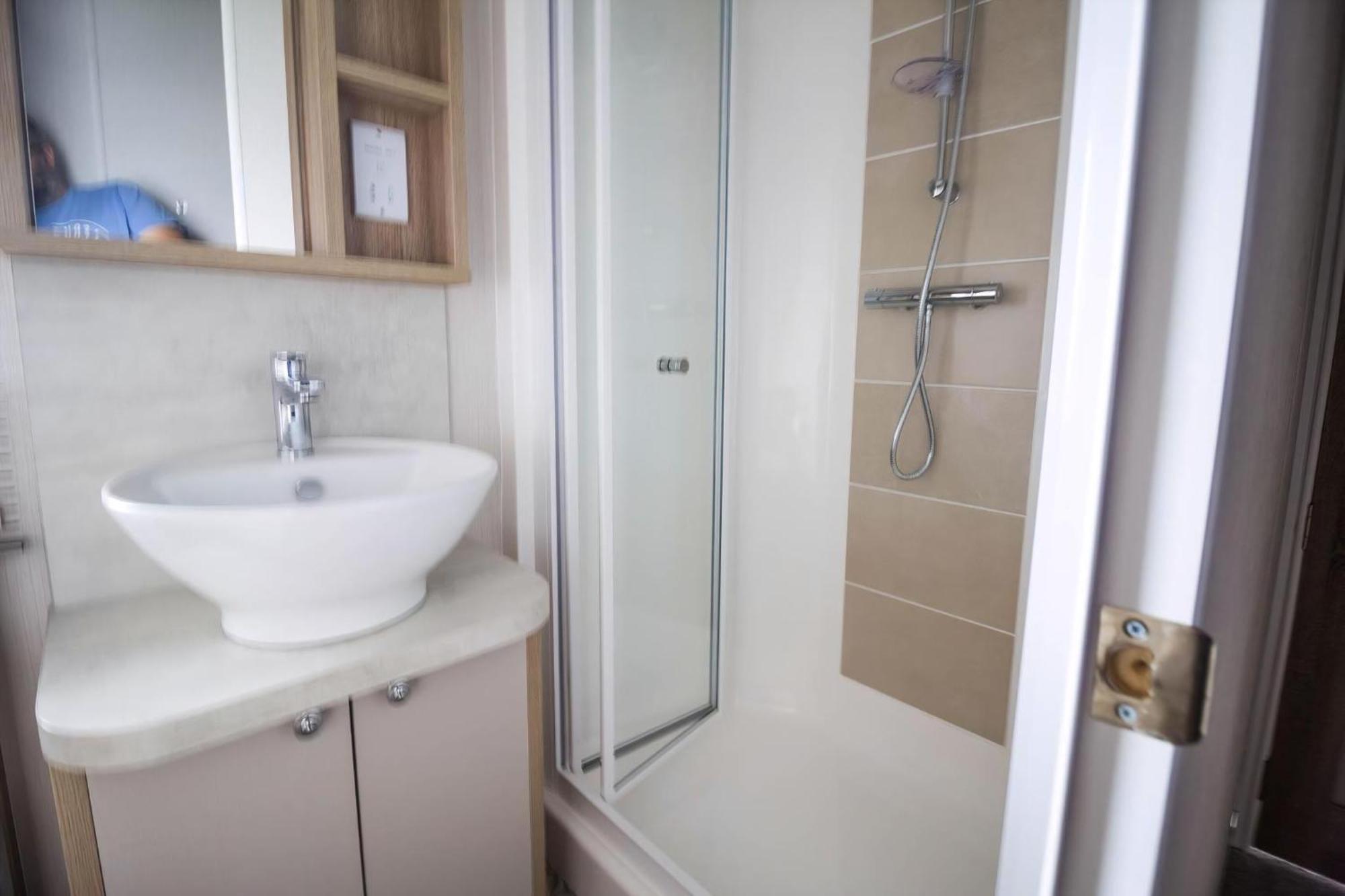 Hopton on Sea Stunning Caravan With Full Sea Views At Broadland Sands In Suffolk Ref 20236Bs מראה חיצוני תמונה