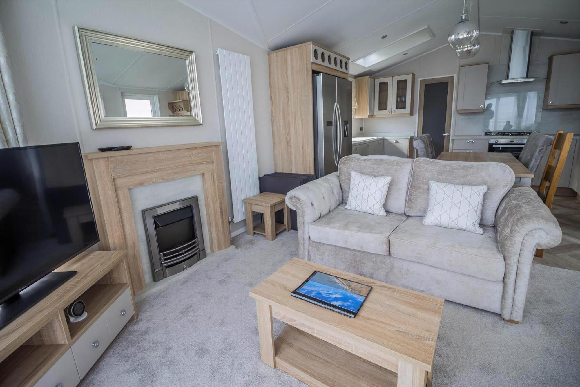 Hopton on Sea Stunning Caravan With Full Sea Views At Broadland Sands In Suffolk Ref 20236Bs מראה חיצוני תמונה