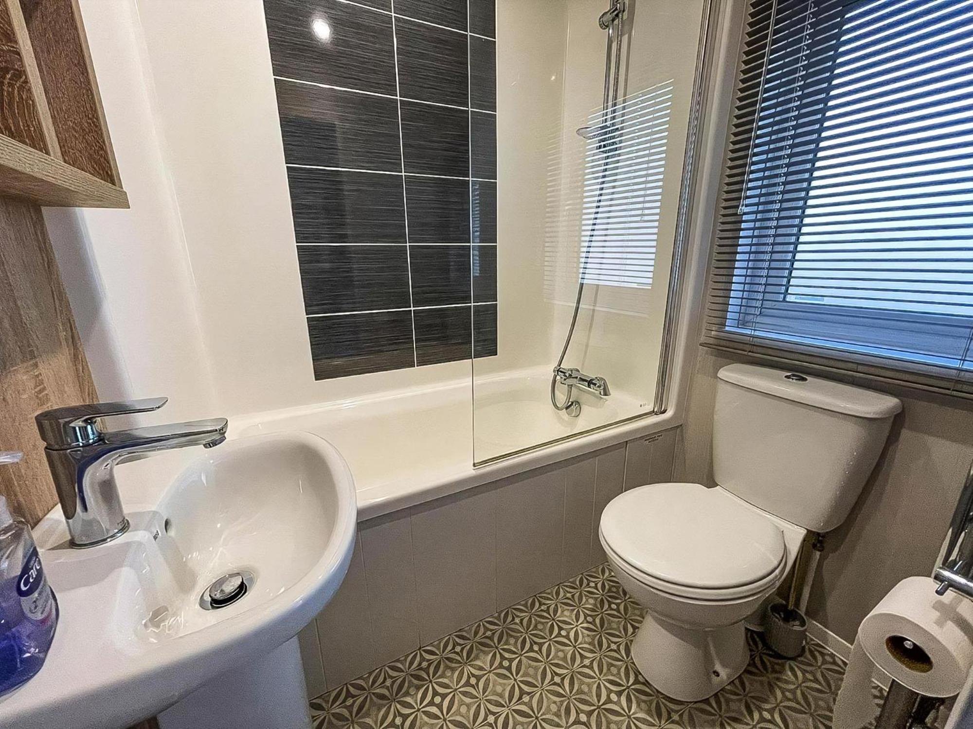 Hopton on Sea Stunning Caravan With Full Sea Views At Broadland Sands In Suffolk Ref 20236Bs מראה חיצוני תמונה